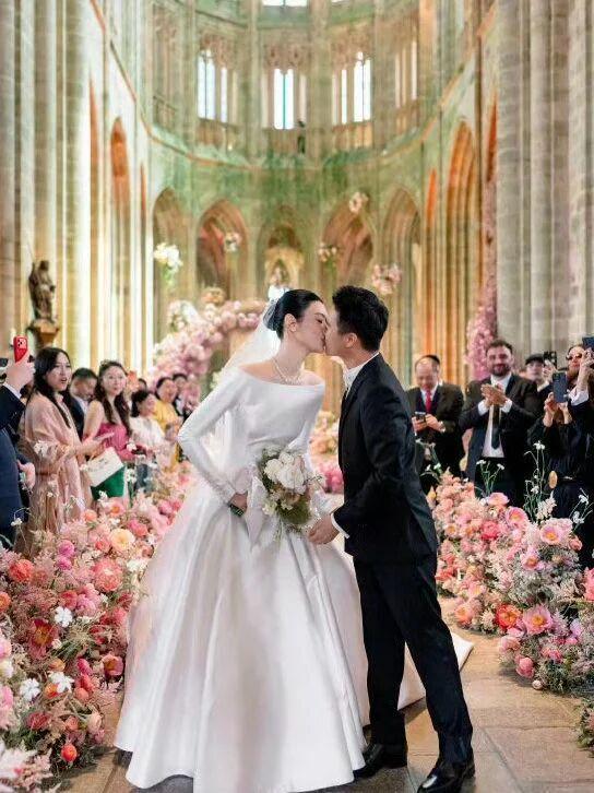8868体育官方入口-陈学冬罕露面出席奚梦瑶何猷君婚礼，晒婚礼合照喊话：要幸福